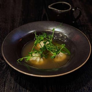 Rosół z pierożkami chinkali