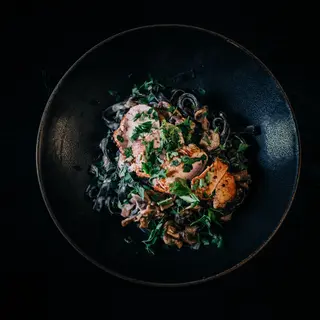 Czarne tagliatelle z polędwiczką wieprzową