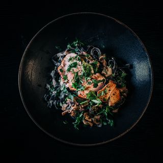 Czarne tagliatelle z polędwiczką wieprzową