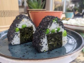Onigiri groszek i majonez + ryż 2szt