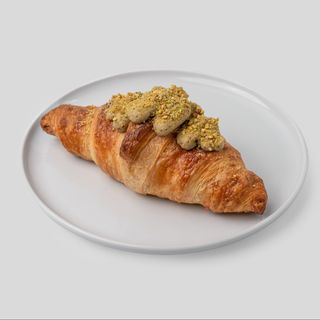 Croissant z maliną i wegańską pistacją