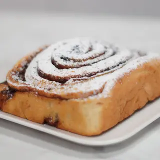Cinnamon bun with powdered sugar