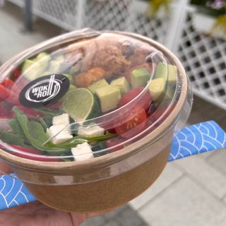 Poke bowl z chrupiącym kurczakiem