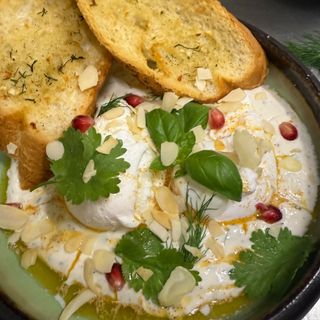 Jaja po Turecku na kremowym jogurcie