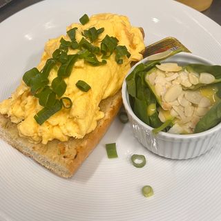 Jajecznica na grzance ze szczypiorkiem