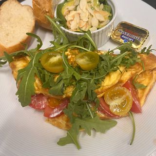 Omlet z buratą i pomidorami malinowymi  