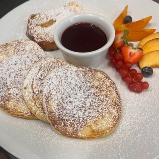 Pancake z konfiturą i cukrem pudrem