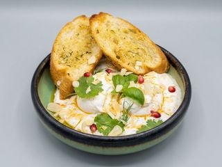 Jaja po Turecku na kremowym jogurcie