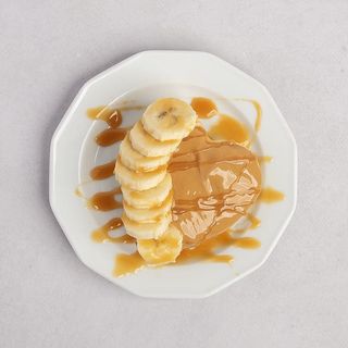 3 szt.Pancakes z masłem orzechowym, bananem, sosem toffi i bitą śmietaną 