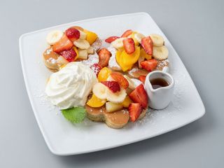 Pancakes z syropem klonowym, owocami i bitą śmietaną 3szt