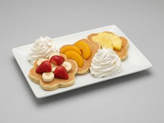 Pancakes z owocami i bitą śmietaną 3szt