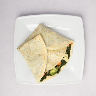 Naleśnik gotowane warzywa ze szpinakiem