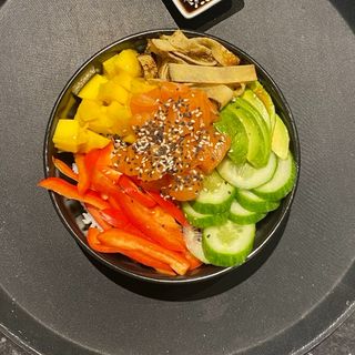 Poke Bowl Łosoś Spicy Mayo