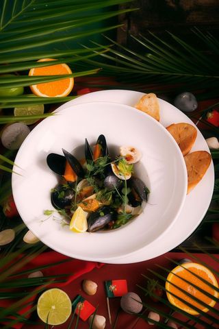 Mule w aromatycznym sosie maślano - czosnkowym