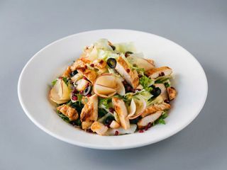 Sałatka z grillowanym kurczakiem lub szynką serrano