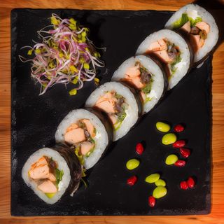 Futomaki pieczony łosoś 6szt