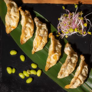 Chrupiące pierożki Gyoza z kurczakiem 6 szt.