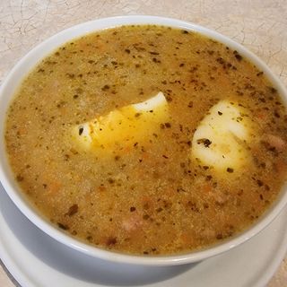 Żurek z kiełbasą i ziemniakami