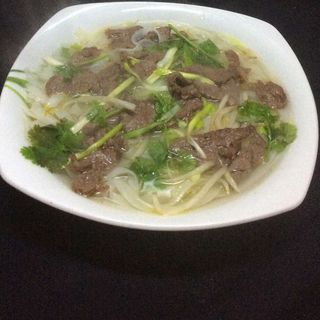 Zupa Pho wietnamska z wołowiną