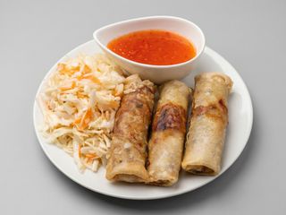 Sajgonki 3szt z surówką i sosem 