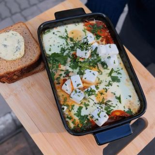 Szakszuka z pomidorami i fetą