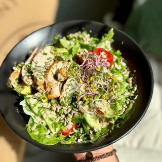 Sałatka z grillowanym kurczakiem