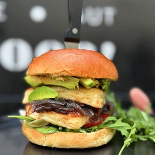 Burger z halloumi i chutney'em cebulowym