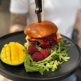 Brioszka, kotlet wołowy, masło orzechowe, sos malinowy z chili i czosnkiem, boczek, świeże mango, ser lazur