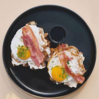 Gofry  belgijskie na słono Jej z boczkiem i jajkiem 2 szt.