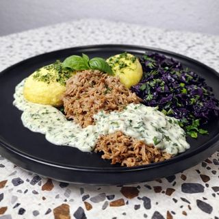 Szarpana golonka z ziemniaczanym puree i modrą kapustą