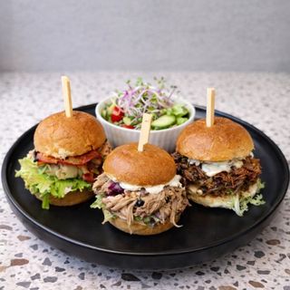 Mini Burger Trio z pieczonymi ziemniaczkami