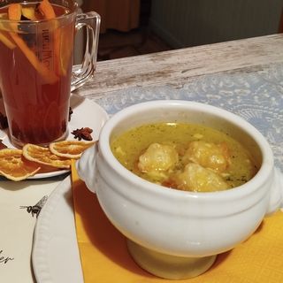 Zupa cebulowa z serową grzanką