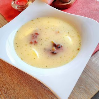 Żurek z jajkiem i kiełbaską