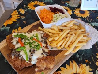 Kotlet schabowy z pieczarkami