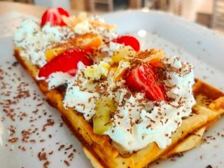 Gofr z bitą śmietaną i owocami