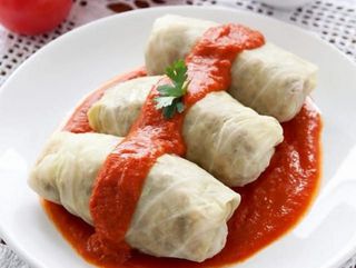 Gołąbki w sosie pomidorowym 2szt