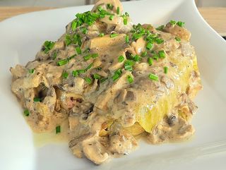 Gołąbki w sosie pieczarkowym 2szt