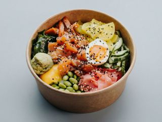 Średni Salmon Poke