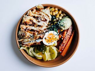 Średni Chicken Poke