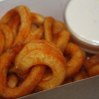 frytki zakręcone z sosem śmietanowym