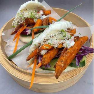 Bao z batatami z dipem jogurtowo-ziołowym