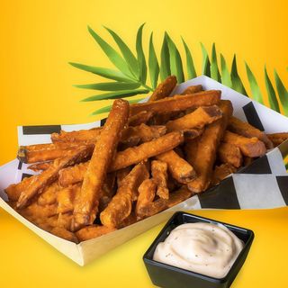 Frytki z batatów z sosem czosnkowym