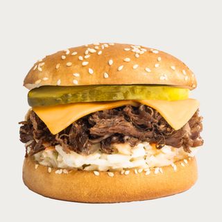 Mały burger z szarpaną wołowiną