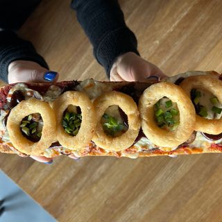 Zapiekanka z pieczarka i krążkami cebulowymi