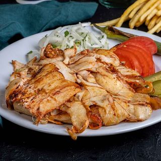 Kebab na talerzu z kurczakiem