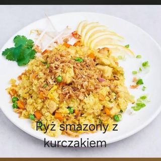 Ryż smażony z kurczakiem i warzywami