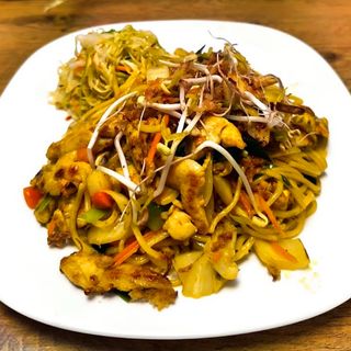 Makaron smażony z kurczakiem i warzywami