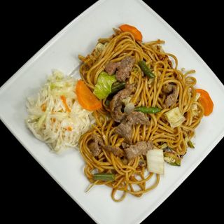 Makaron smażony z wieprzowiną i warzywami