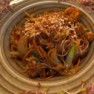 Makaron smażony z wołowiną i warzywami