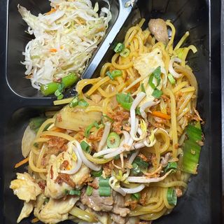 Makaron smażony z mixem mięs i warzywami